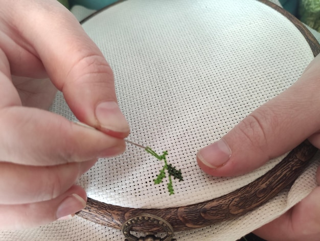 Detaliu broderie manuală pe material natural